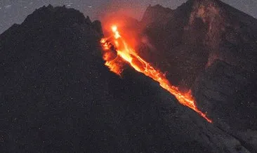 Endonezya’da yanardağdaki lav akışı turist çekiyor