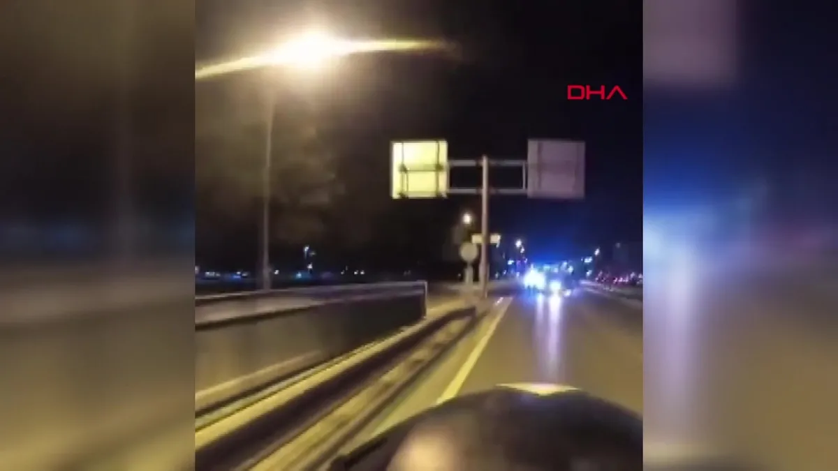 Refüje çarpan otomobilin takla attığı kaza kamerada videosunu izle Refüje çarpan otomobilin takla attığı kaza kamerada videosunu izle