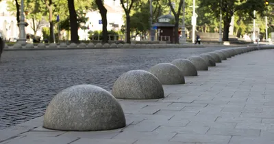 Kaldırım kenarındaki beton küreler meğer bu yüzden konulmuş! İşte şoke eden detay…