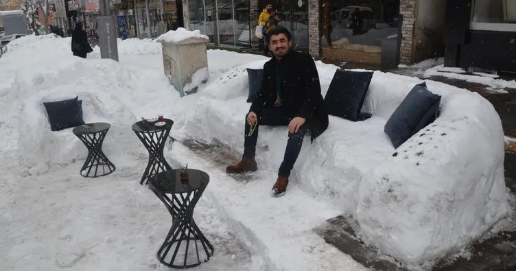 Mobilya mağazası çalışanları kardan koltuk yaptı