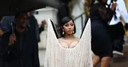 Şarkıcı Cardi B kıyafetini karga ile tamamlayınca sosyal medyanın gündemine oturdu!
