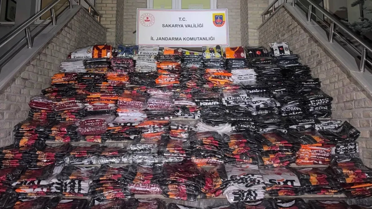 Jandarmadan kaçakçılara darbe! 10 milyon liralık kaçak ürün! Binlerce sahte forma ve ayakkabı ele geçirildi Jandarmadan kaçakçılara darbe! 10 milyon liralık kaçak ürün! Binlerce sahte forma ve ayakkabı ele geçirildi