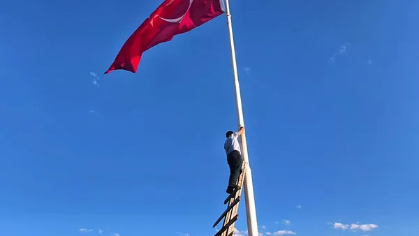 sehit-ogretmen-nese-altenin-anisina-1215-rakimli-tepeye-dev-turk-bayragi-1784554659300.jpg