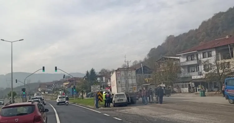 Zonguldak’ta otomobil TIR’a ok gibi saplandı: 2 yaralı!