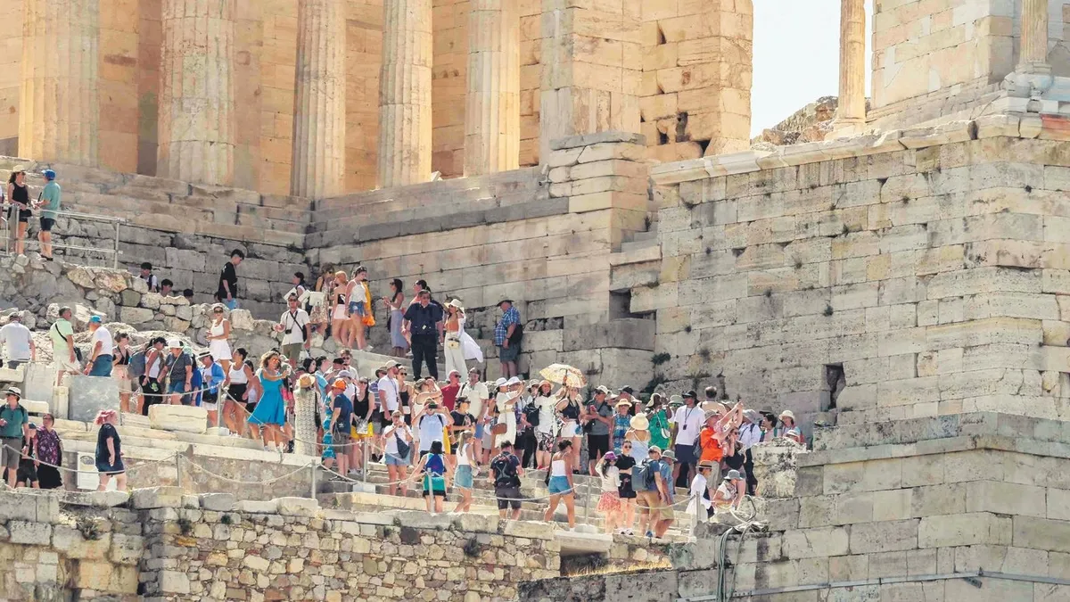 Akropolis öğle vakti ziyarete kapatıldı Akropolis öğle vakti ziyarete kapatıldı