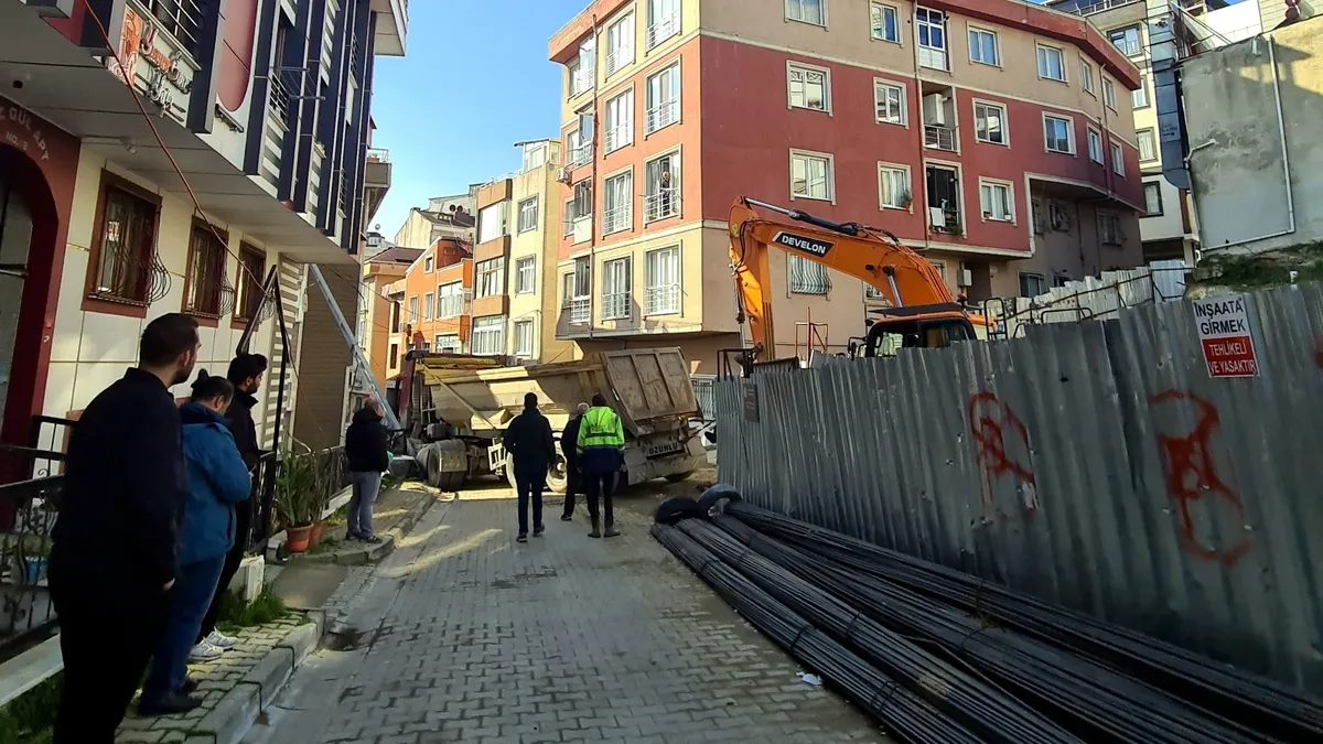 El frenini çekmeyi unutup hafriyat kamyonunu durdurmaya çalışan kamyon şoförü apartman boşluğuna düşerek öldü El frenini çekmeyi unutup hafriyat kamyonunu durdurmaya çalışan kamyon şoförü apartman boşluğuna düşerek öldü