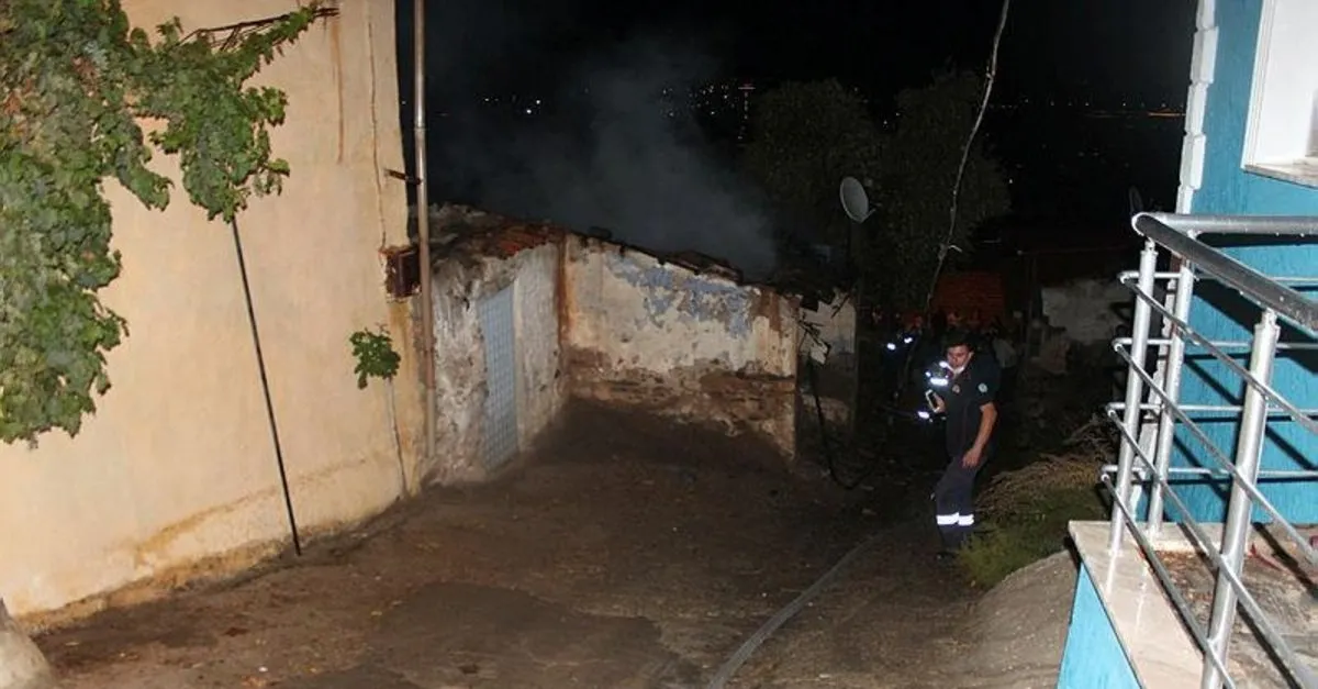 Mum evi tutuşturdu, söndürmeye çalışırken yaralandı