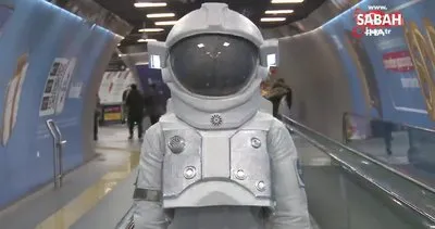 Metro’da şaşırtan görüntü! Astronot kıyafetiyle yolculuk yaptı | Video