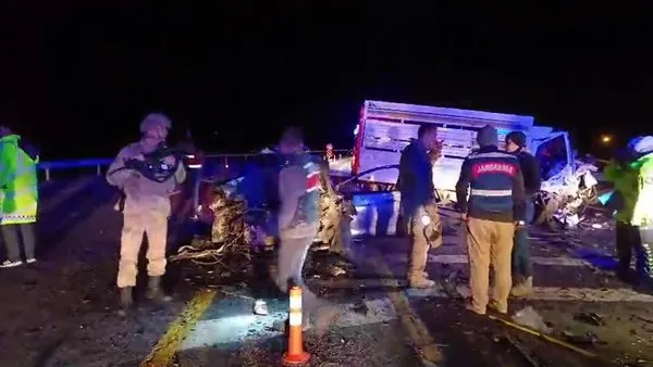 Bingöl’de otomobil ve kamyonet çarpıştı: Biri bebek 3 kişi yaşamını yitirdi | VİDEOHABER
