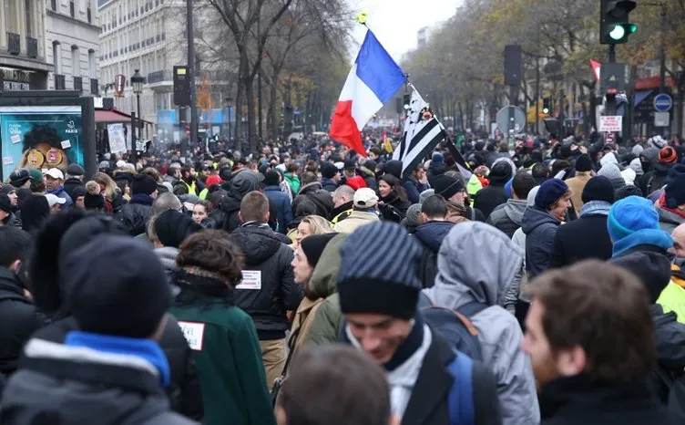 Paris'te polisten göstericilere sis bombasıyla müdahale