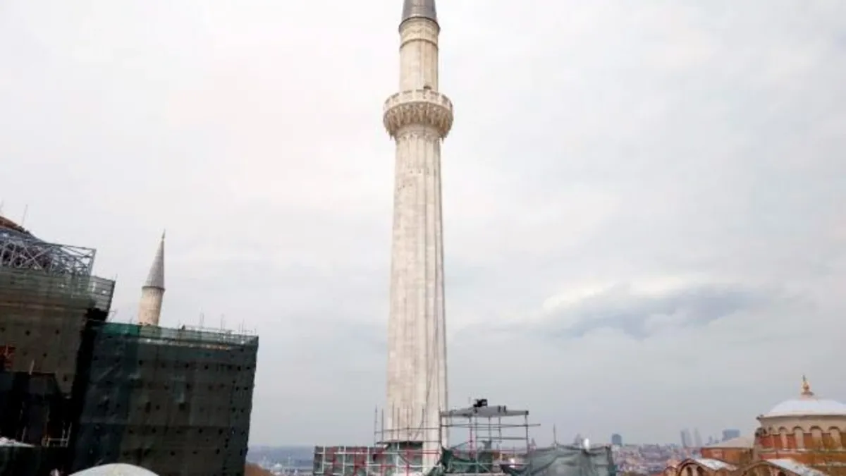 Ayasofya’nın kuzeydoğu minaresinde restorasyon tamamlandı Ayasofya’nın kuzeydoğu minaresinde restorasyon tamamlandı
