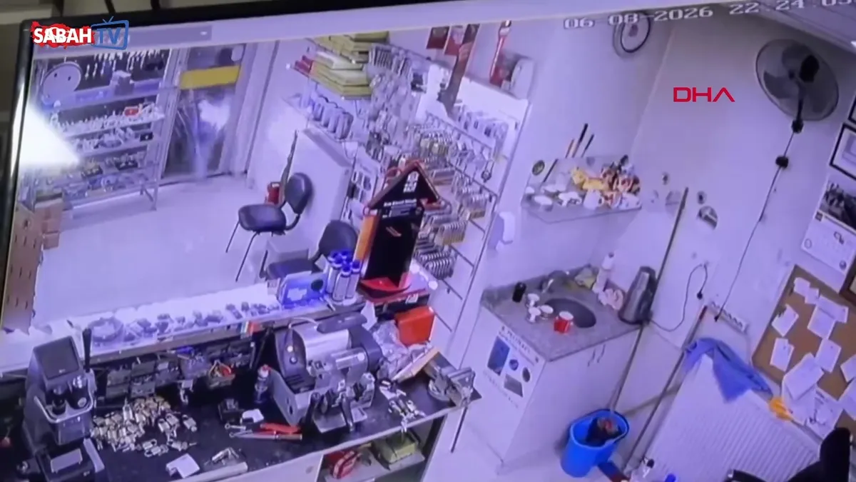 Eskişehir’de kazanın ardından çıkan bıçaklı kavga kameraya yansıdı: 2 yaralı | Video videosunu izle Eskişehir’de kazanın ardından çıkan bıçaklı kavga kameraya yansıdı: 2 yaralı | Video videosunu izle
