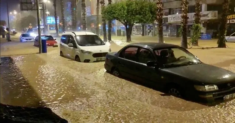 Antalya’da kuvvetli yağış hayatı felç etti: Dereler taştı, evleri su bastı