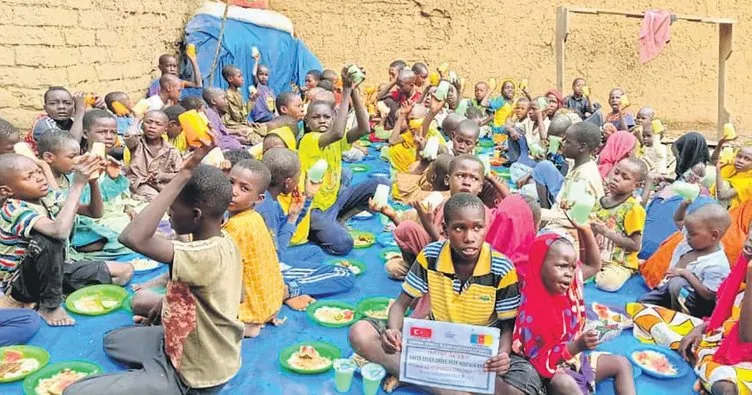 Şehitler adına Afrikalı çocuklara yemek veriyor