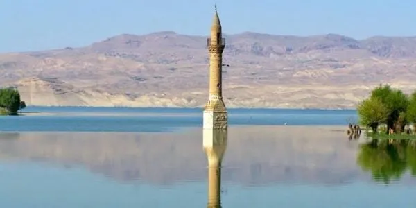 kurakligin-ortaya-cikardigi-yalniz-minare-malatyanin-su-altinda-kalan-koyu-yeniden-gorundu-1756395006481.jpg