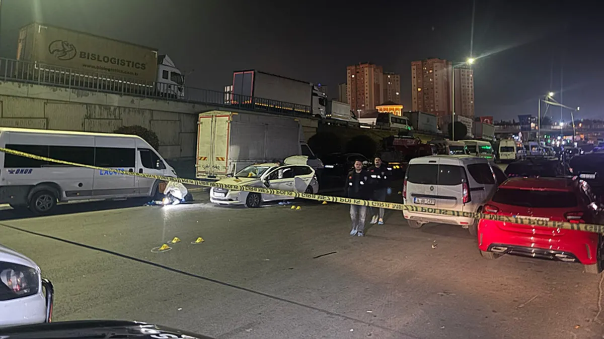 Küçükçekmece’de şüpheli araç kaçmaya çalışırken durduruldu: 2 gözaltı Küçükçekmece’de şüpheli araç kaçmaya çalışırken durduruldu: 2 gözaltı