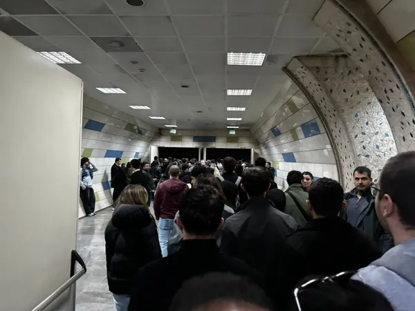 ankara-metrosu-yine-alarm-verdi-sabah-saatlerinde-ulasim-felc-oldu-1777966561888.jpg