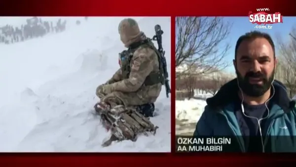 Van'da çığ altında kalan silah arkadaşlarına bakan askerin fotoğrafına Türkiye ağladı... İşte o fotoğrafın hikayesi | Video