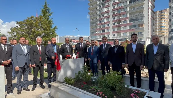nigdede-bayramlasma-sehitlik-ziyaretiyle-basladi-1779802701255.jpg