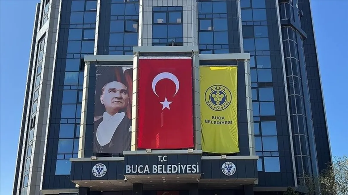 Buca Belediyesi hizmet binası önünde devam eden belirsizlik süreci