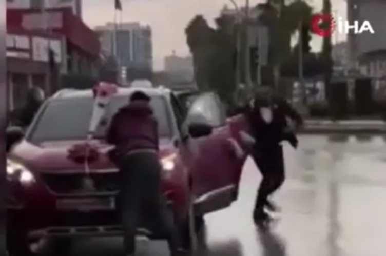 Düğün arabasının üzerine atladı: Damattan dayak yedi!