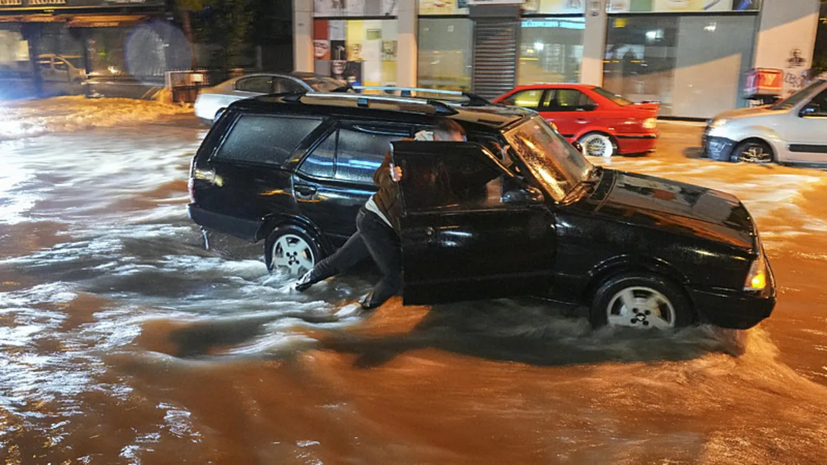 İzmir’de yine aynı manzara: Yollar göle döndü, ev ve iş yerlerini su bastı! İzmir’de yine aynı manzara: Yollar göle döndü, ev ve iş yerlerini su bastı!