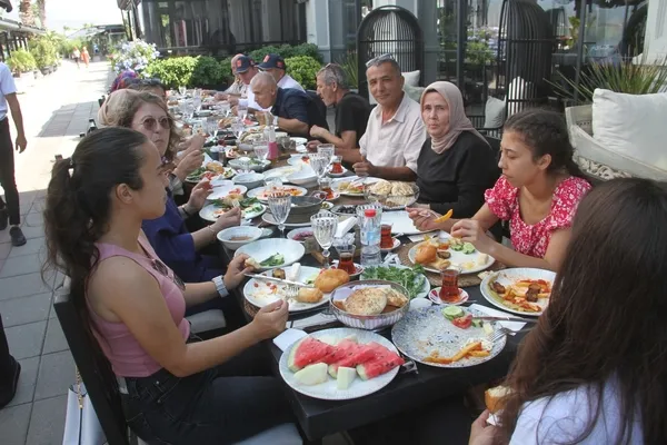 kaymakamdan-gazi-ve-sehit-ailelerine-kahvalti-etkinligi-1726763126781.jpg