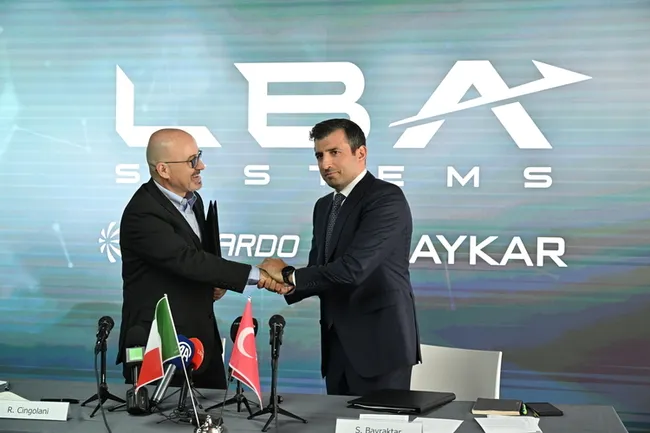 baykar-ve-leonardo-arasindaki-ortak-girisimin-imzalari-paris-havacilik-fuarinda-atildi-1750099521122.jpg