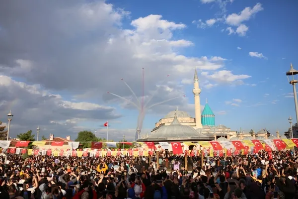 soloturk-ve-turk-yildizlarindan-mevlana-meydaninda-muthis-gosteri-1714755373446.jpg