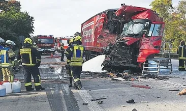 İki TIR otobanda birbirine girdi