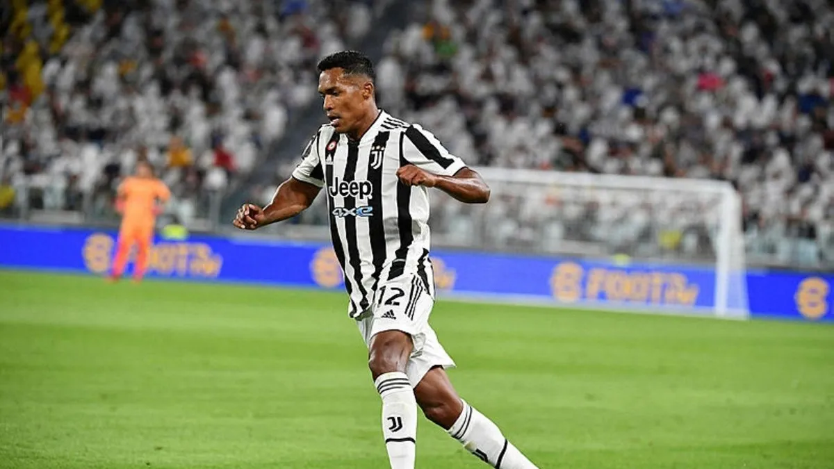 Fenerbahçe ve Beşiktaş'tan Alex Sandro hamlesi!