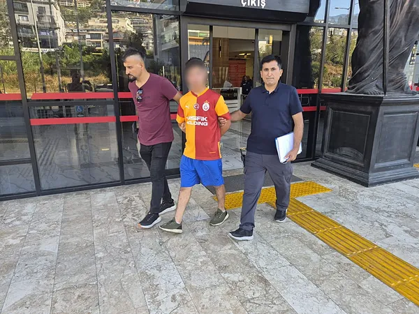 antalyada-korkunc-olay-turist-kadini-bacagindan-bicaklayip-taciz-etti-o-supheli-gozaltina-alindi-1789031977301.jpg