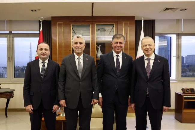 bakan-bolat-cemil-tugay-ile-gorustu-izmir-icin-yakin-isbirligi-icerisinde-olacagiz-1793111753366.jpg