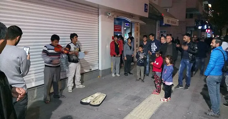 Bahşişleri paylaşamayan sokak müzisyeni 2 çocuk kavga etti