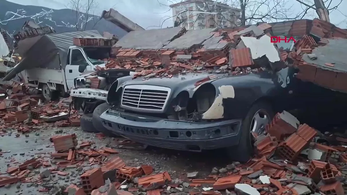 Bursa’da fırtınanın neden olduğu hasar kamerada| Video videosunu izle Bursa’da fırtınanın neden olduğu hasar kamerada| Video videosunu izle