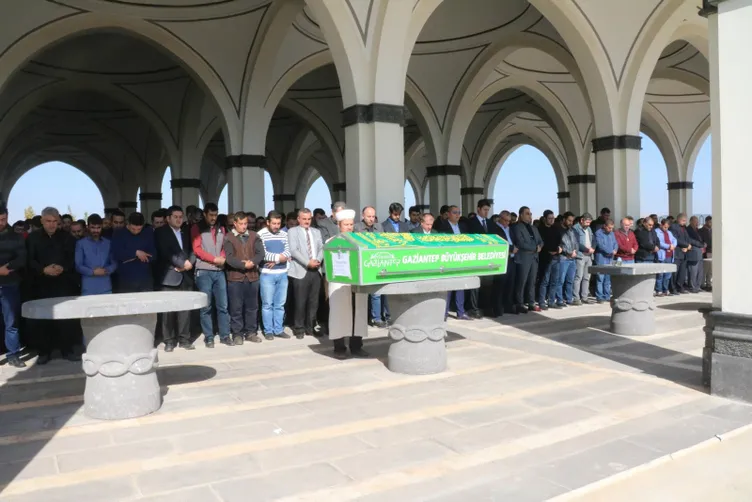 Sıkıştığı dev mikserde feci şekilde ölen gencin küçük kardeşi yürekleri Sıkıştığı dev mikserde feci şekilde ölen gencin küçük kardeşi yürekleri