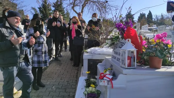 ferdi-ozbegen-olumunun-9uncu-yilinda-mezari-basinda-dualarla-anildi-1643384670813.jpeg
