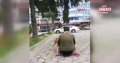Trabzon’da ilginç görüntü! Beslediği sokak köpeği namazda yanından ayrılmadı