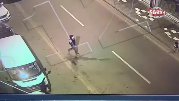 Kazmayla iş yeri camını kırdılar, güvenlik kamerasına yakalandılar | Video