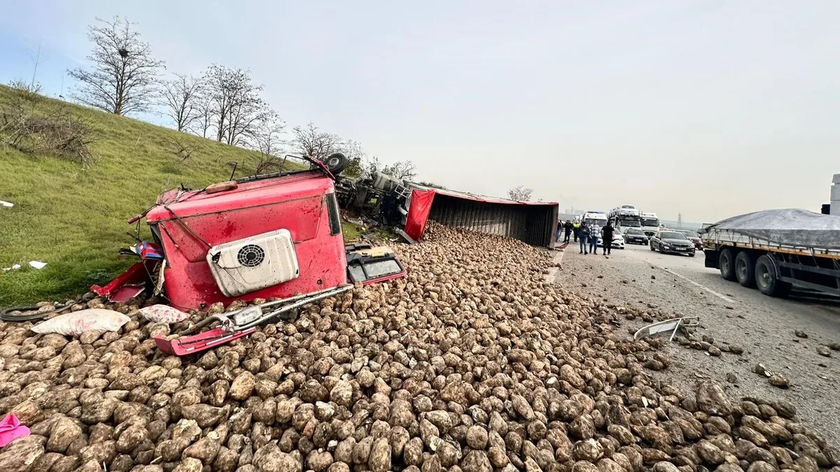 Şeker pancarı yüklü TIR dehşet saçtı: 2 araca çarpıp devrildi! 1’i ağır 5 yaralı Şeker pancarı yüklü TIR dehşet saçtı: 2 araca çarpıp devrildi! 1’i ağır 5 yaralı