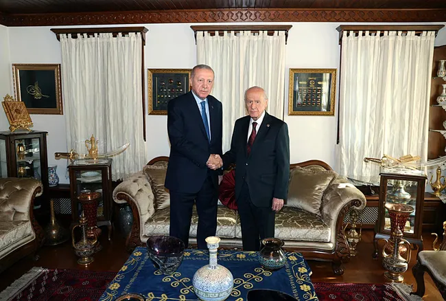 baskan-erdogan-bahceliyi-ziyaret-ediyor-1756997041737.jpeg Başkan Erdoğan Bahçeli'yi ziyaret etti! Sürpriz görüşme 50 dakika sürdü