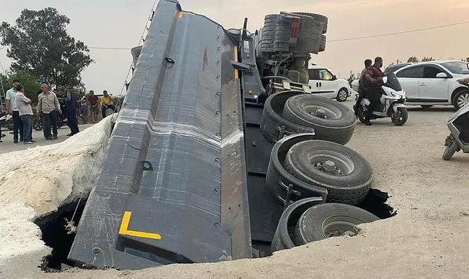 Adana’da yol çöktü; kamyon çukura gömüldü