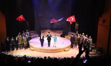 Cumhuriyete Doğru tiyatro oyununda 110 kişilik dev kadrodan Gazze mesajı