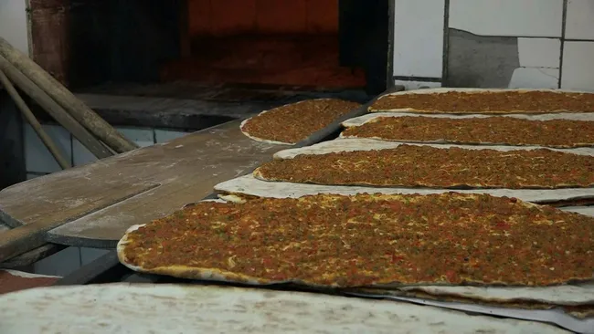 lahmacun-bodrumda-200-tl-yarim-metresi-gaziantepte-10-tl-1624781552191.jpg