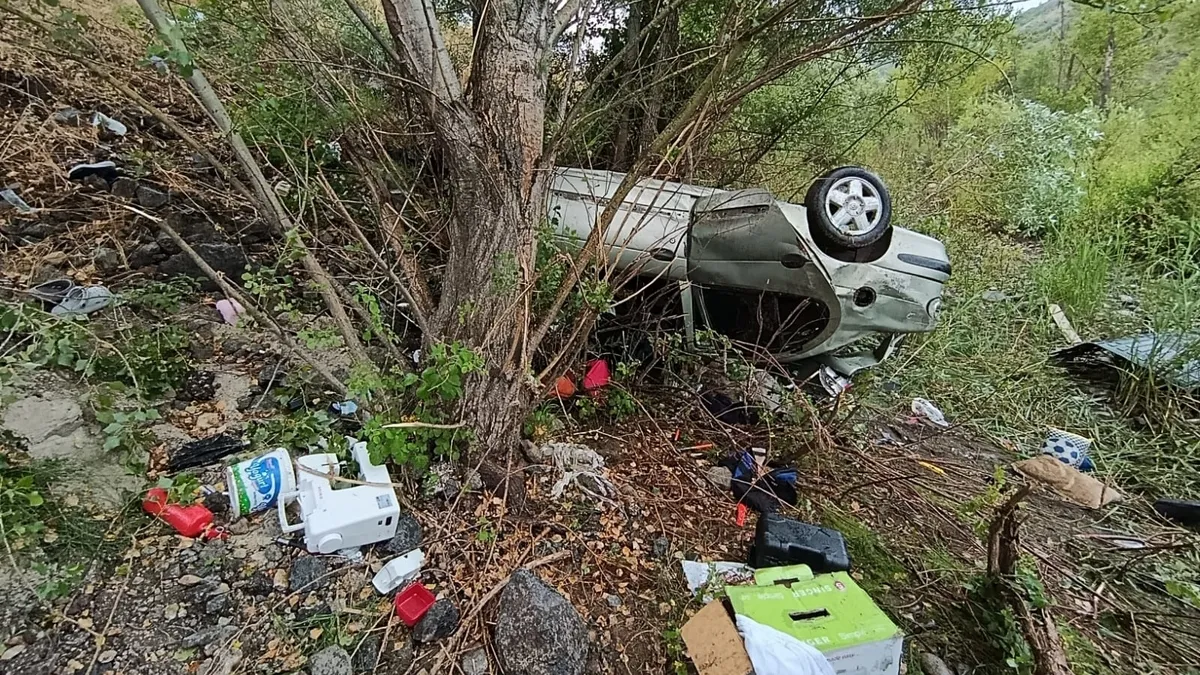 Devrilen otomobilde çocuk öldü, 4 kişi yaralandı Devrilen otomobilde çocuk öldü, 4 kişi yaralandı