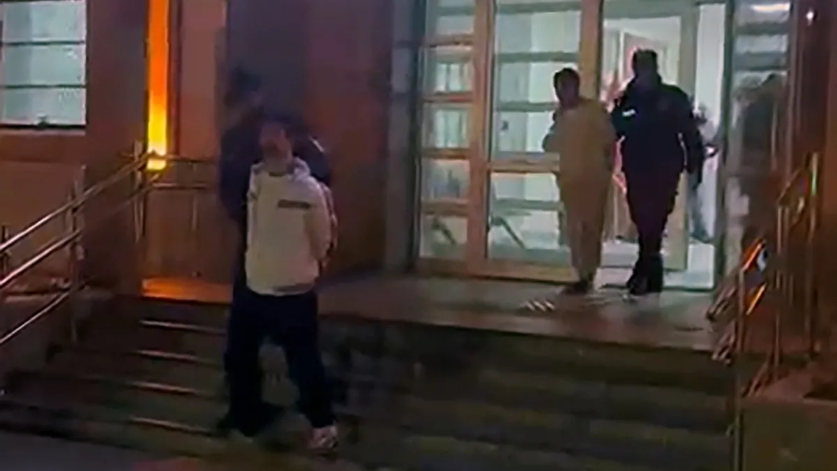 Firari hükümlü baba ile 2 oğlu, yangın merdiveninde yakalandı Firari hükümlü baba ile 2 oğlu, yangın merdiveninde yakalandı