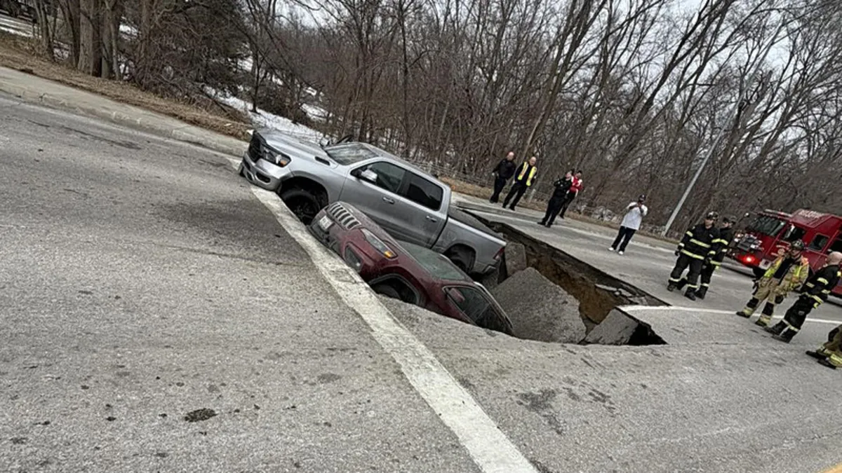 Kırmızı ışıkta beklerken yer yarıldı: İki araç çukura gömüldü