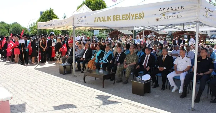 Ayvalık’ta yüksekokul öğrencilerinin mezuniyet sevinci