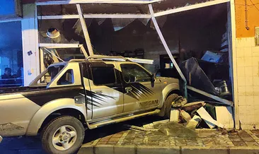 Kontrolden çıkan pikap iş yerine daldı!