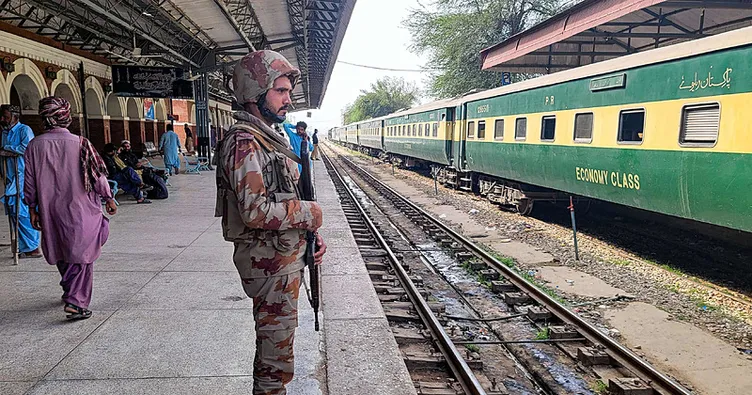 Pakistan’da kanlı tren baskını: Rehine kurtarma operasyonu sürüyor